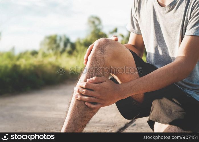 Men injured from exercise Use your hands to hold your knees at the park