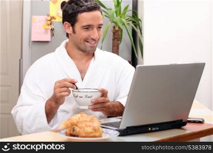 Men&rsquo;s breakfast with computer