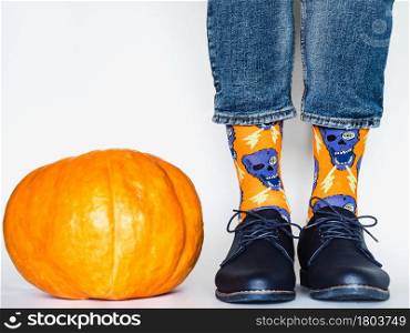 Men&rsquo;s legs, trendy shoes and bright socks. Close-up. Style, beauty and elegance concept. Men&rsquo;s legs, trendy shoes and bright socks