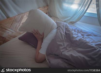 Men use white pillows to stop their ears because they are disturbing and causing insomnia.
