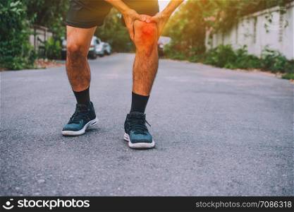 Men with knee pain while jogging