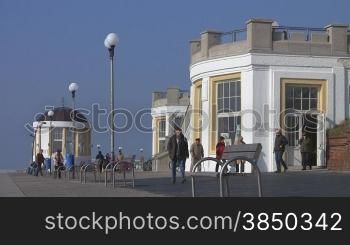 Menschen auf der Strandpromenade von Borkum