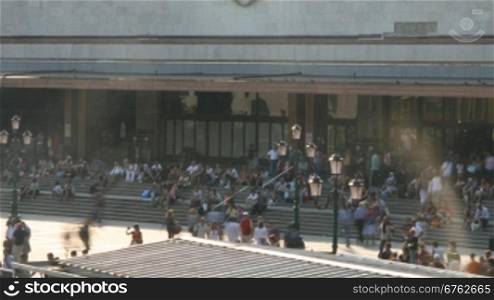 Menschen in Zeitrlupe an einem Hauptbahnhof