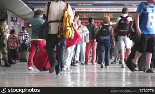 Menschen mit GepSck am Bahnhof von Rom
