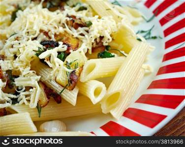 Mezze penne alla formaggella - Italian pasta penne with goat cheese and vegetables