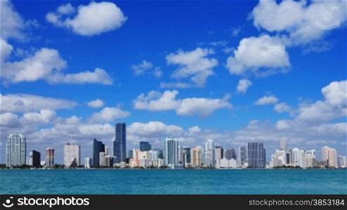 Miami Skyline im Zeitraffer, groesserer Ausschnitt - Time lapse of the Miami skyline, enlarged view