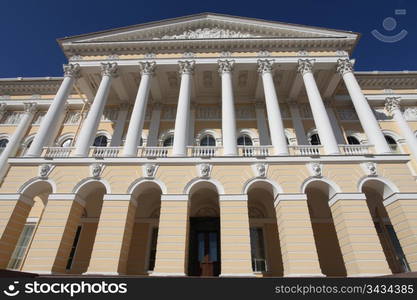 Michael Palace in St. Petersburg , built by the architect Carlo Rossi in 1819-1825