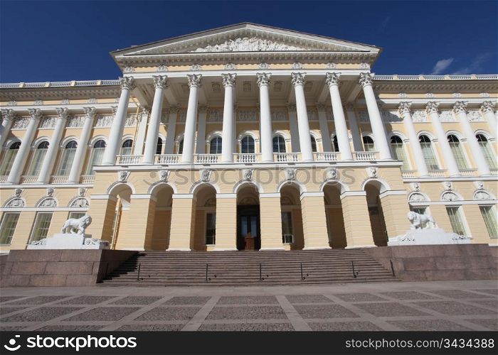 Michael Palace in St. Petersburg , built by the architect Carlo Rossi in 1819-1825