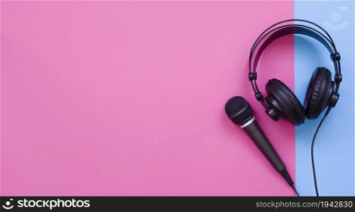 Microphone and headphone on a light purple background