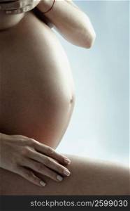 Mid section view of a pregnant woman