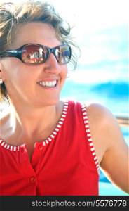 middle age woman with sunglasses outdoor smilling