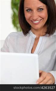 Middle-aged woman in front of her laptop