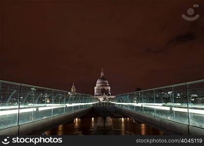 Millennium Bridge towards St Paul&acute;s Cathedral, London, UK