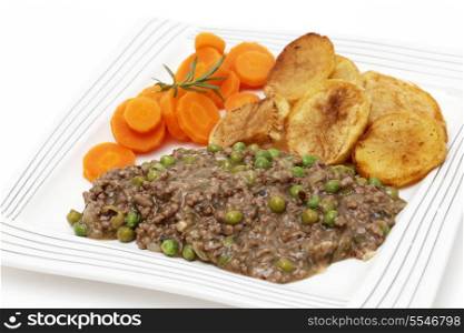 Minced beef cooked with onion, garlic, peas and herbs, served with sautee potatoes and boiled carrots. This is a simple, slightly old-fashioned British-style meal,