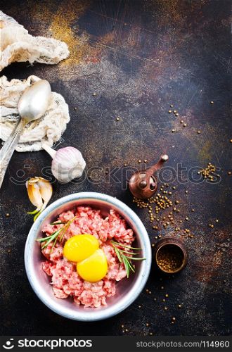 Minced meat with raw egg and salt