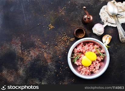 Minced meat with raw egg and salt