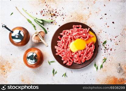 minced meat with raw egg and salt
