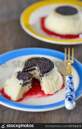Mini Cheesecakes with biscuit and raspberries