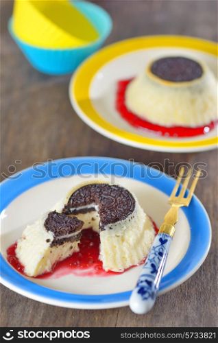 Mini Cheesecakes with biscuit and raspberries jam