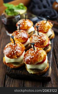 mini hamburgers sliders, mini burgers on board