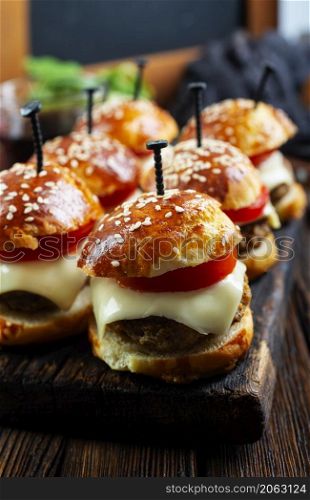 mini hamburgers sliders, mini burgers on board