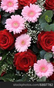 Mixed flower arrangement: various flowers in red and pink for a wedding