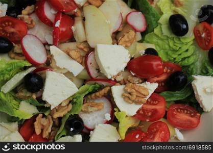 Mixed salad: goat cheese, pear, olives and walnuts