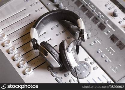 Mixing console and headphones