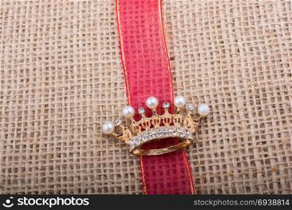 Model crown placed on a band on linen canvas