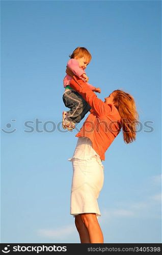 mom holds child on the hands