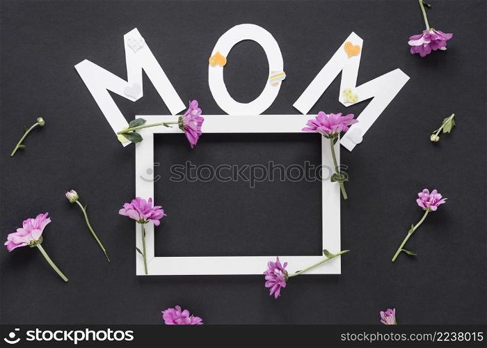 mom inscription with frame flowers table