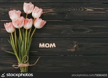 mom inscription with tulips bouquet table