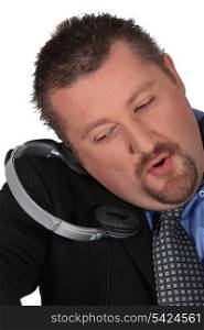 moon-faced man losing headphones