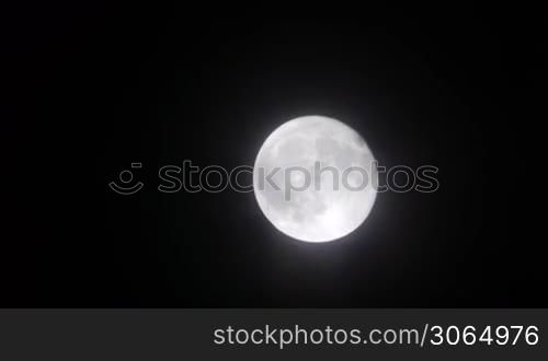 moon with passing clouds in front of it, der Mond mit vorbeiziehenden Wolken