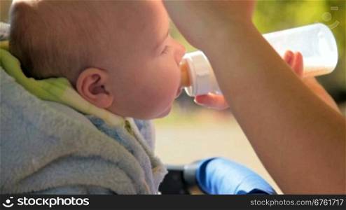 mother&acute;s hand feeding baby