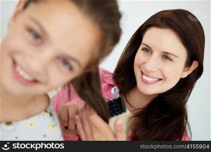 Mother brushing daughter&acute;s hair