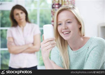 Mother Concerned About Teen Daughter&rsquo;s Use Of Mobile Phone