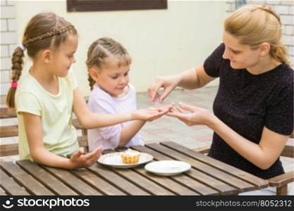 Mother pours into the handle daughters confectionery Powder for cupcakes