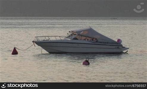 Motorboot ankert am Gardasee