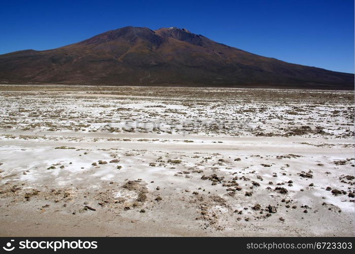 Mountain and salt desert near Uyuni i Bolivia