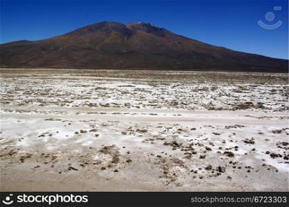 Mountain and salt desert near Uyuni i Bolivia