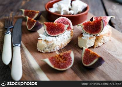 mouthwatering sandwiches with figs, feta cheese and honey
