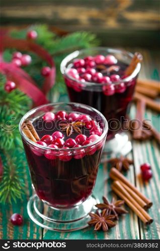 Mulled wine with cranberries and cinnamon