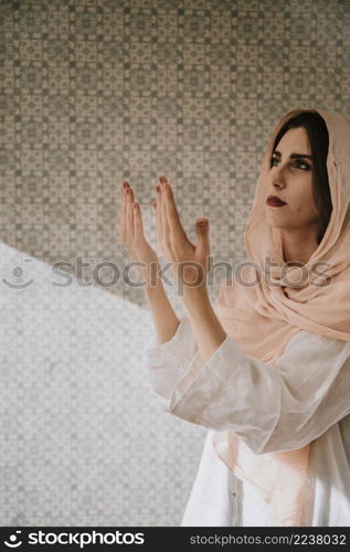 muslim woman praying