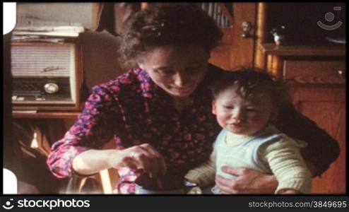 Mutter fnttert Baby mit Brei (8 mm-Film aus den 60er-Jahren)