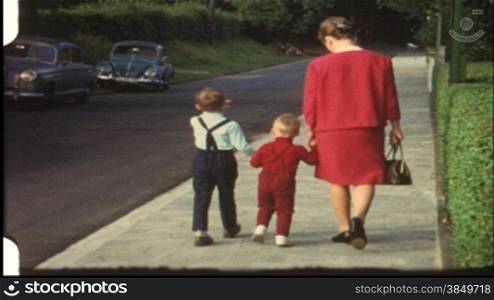 Mutter mit Kindern (8 mm-Film aus den 60er-Jahren)