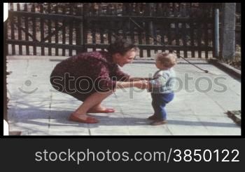 Mutter spielt mit dem kleinen Kind