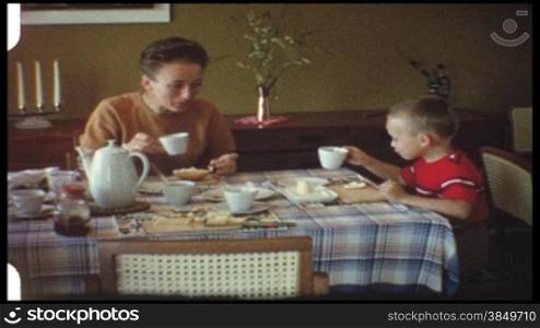 Mutter und Kind beim Frnhstncken (8 mm-Film aus den 60er-Jahren)