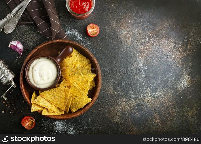 nachos with sauce in bowl, fcorn chips