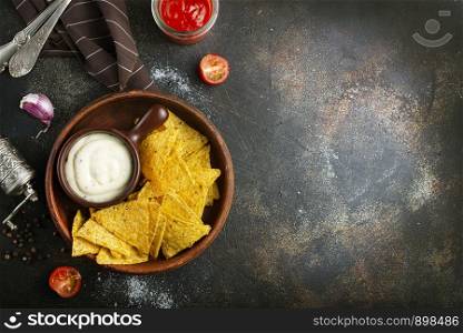 nachos with sauce in bowl, fcorn chips